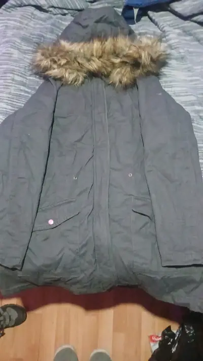 Parka gris con capucha y forro de piel sintética - miniatura 1