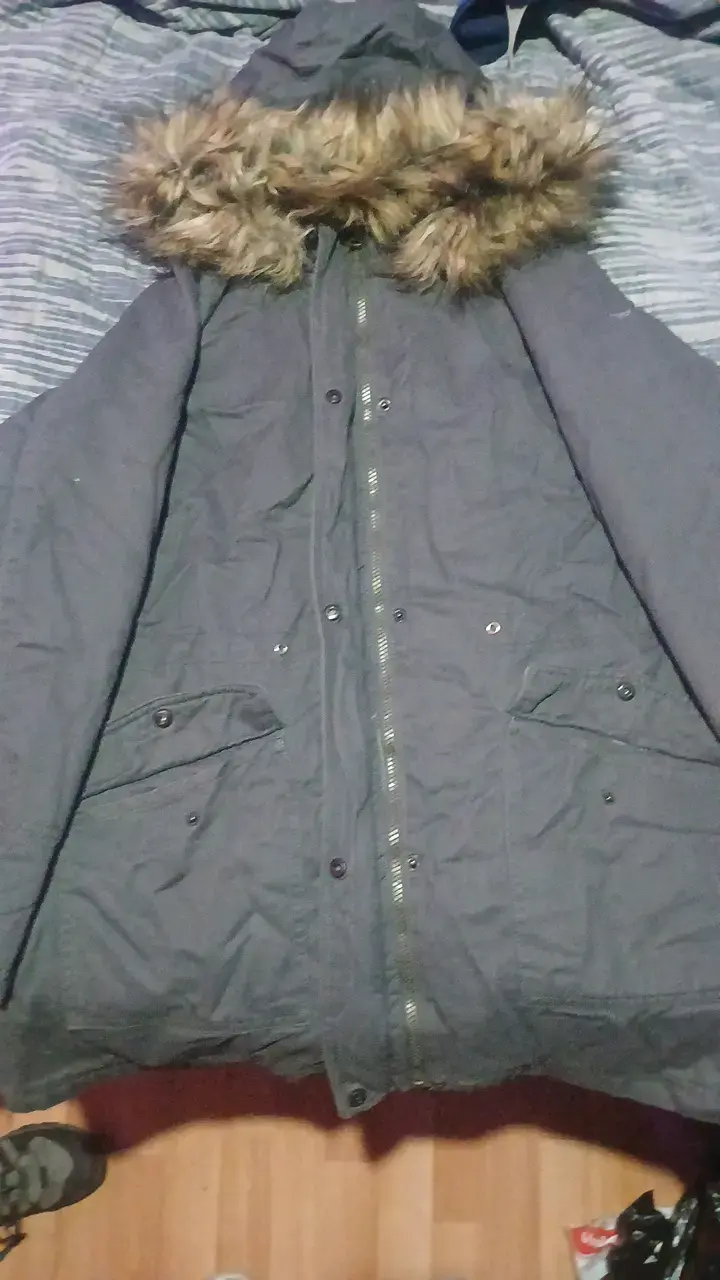 Parka gris con capucha y forro de piel sintética - 2