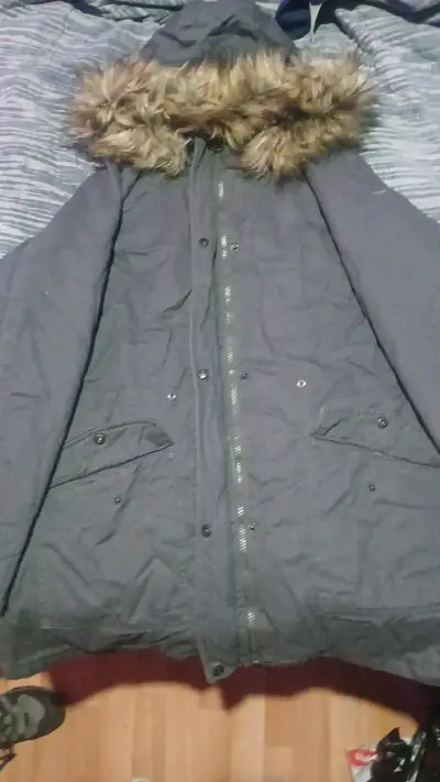 Parka gris con capucha y forro de piel sintética - miniatura 2