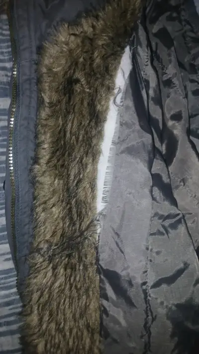 Parka gris con capucha y forro de piel sintética - miniatura 4