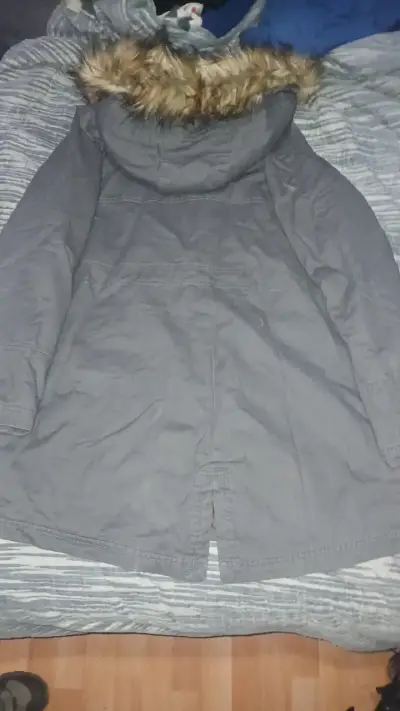 Parka gris con capucha y forro de piel sintética - miniatura 5