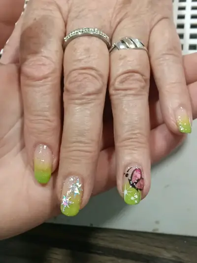 Uñas acrílicas decoradas con diseño artístico - miniatura 1