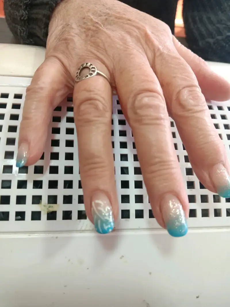 Uñas acrílicas decoradas con diseño artístico - 2