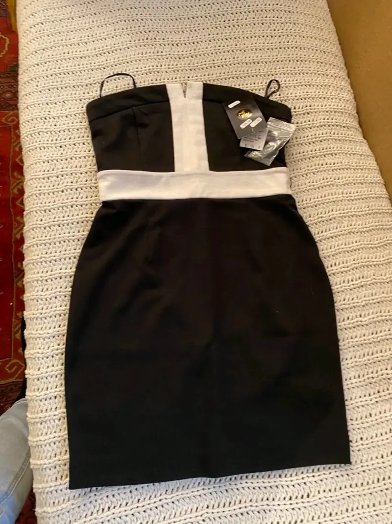Vestido negro sin tirantes con detalle blanco