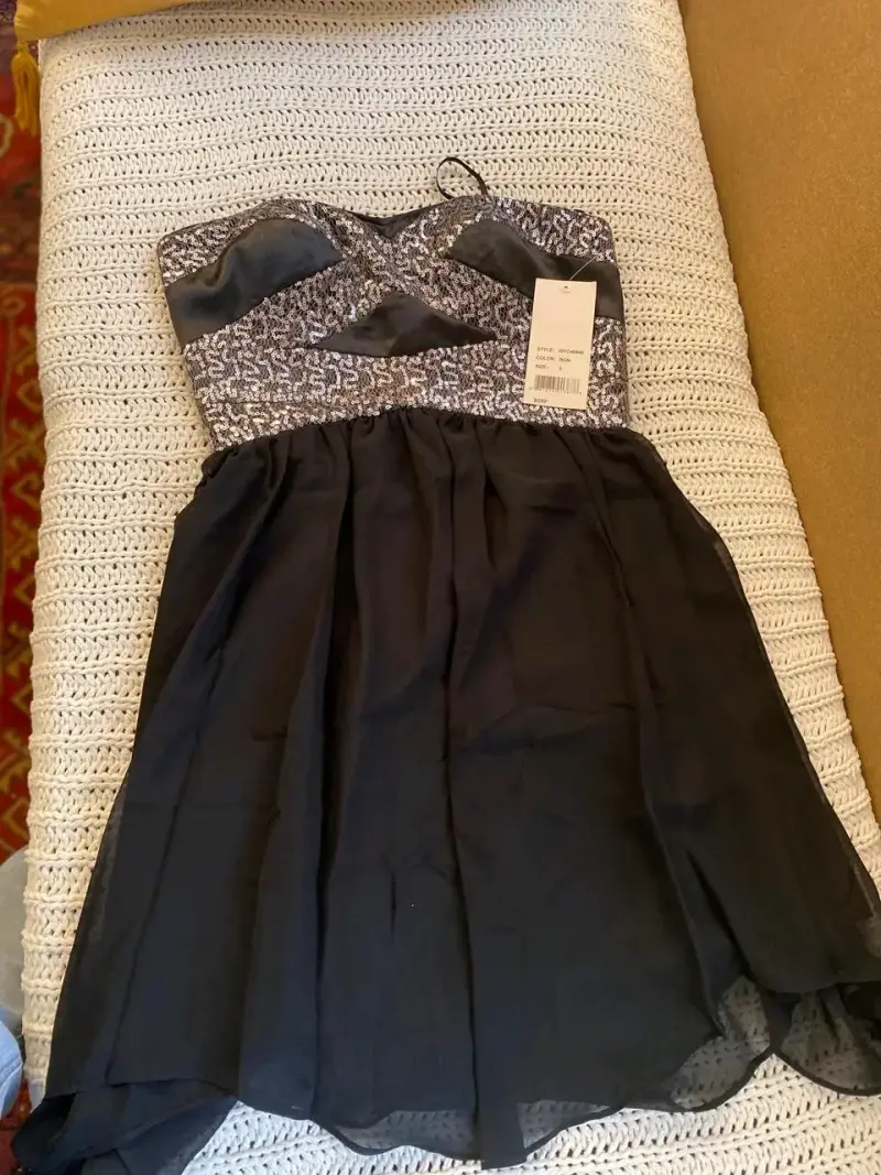 Vestido de fiesta negro con lentejuelas