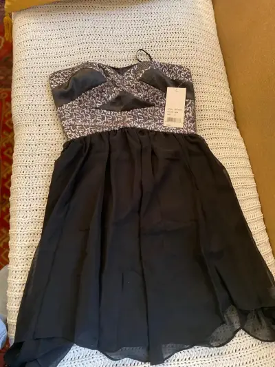Vestido de fiesta negro con lentejuelas - miniatura 1