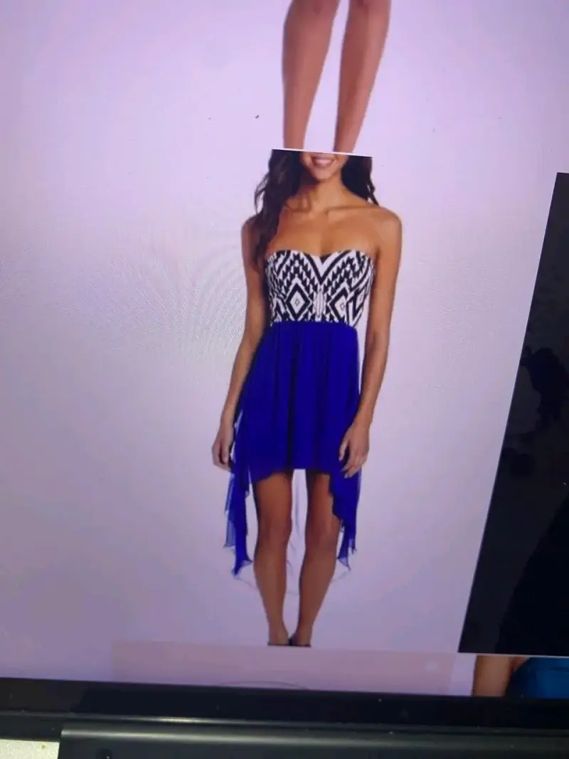 Vestido strapless azul con diseño geométrico