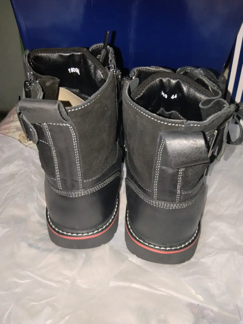 Botas de cuero color negro con cierre lateral - 2