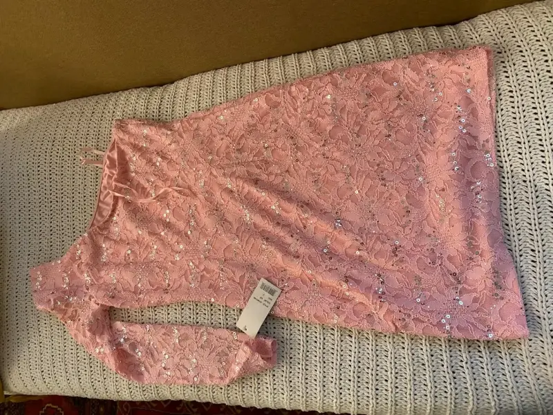 Vestido de encaje rosa con lentejuelas