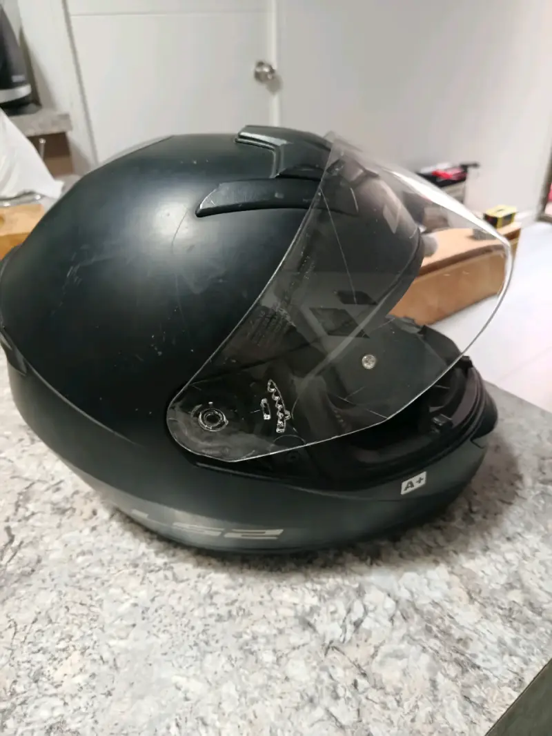 Casco de moto negro LS2 con visera - 2