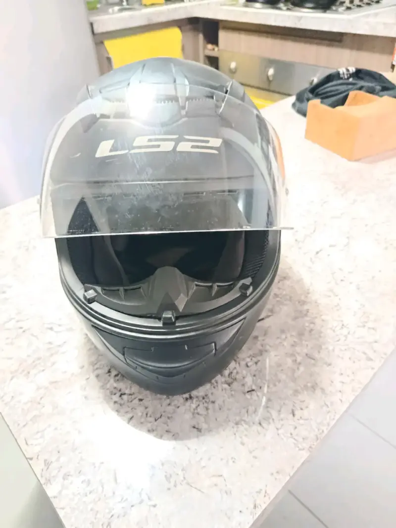 Casco de moto negro LS2 con visera - 3