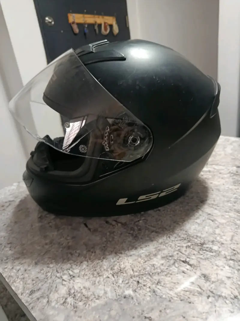 Casco de moto negro LS2 con visera - 4