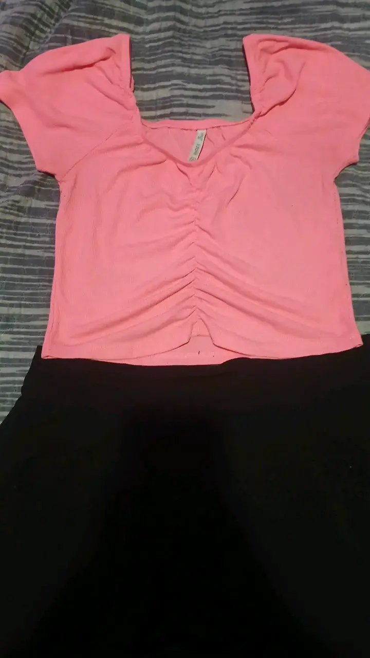 Conjunto de blusa rosa y falda negra Index - 2