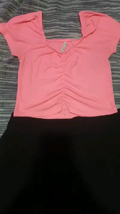 Conjunto de blusa rosa y falda negra Index - miniatura 2