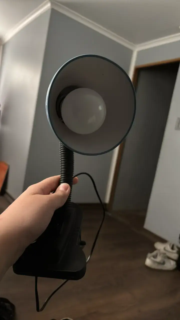 Lámpara de escritorio con pinza azul
