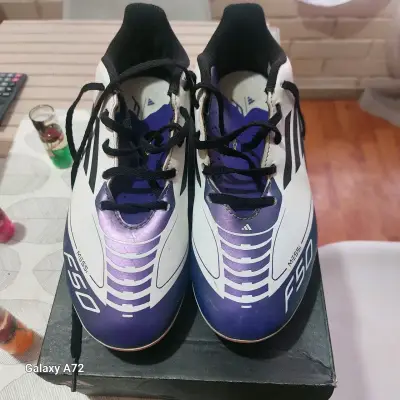 Botines de fútbol Adidas F50 Messi blancos y morados - miniatura 1