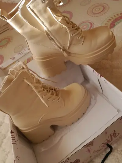Botines beige con plataforma y cierre lateral - miniatura 1