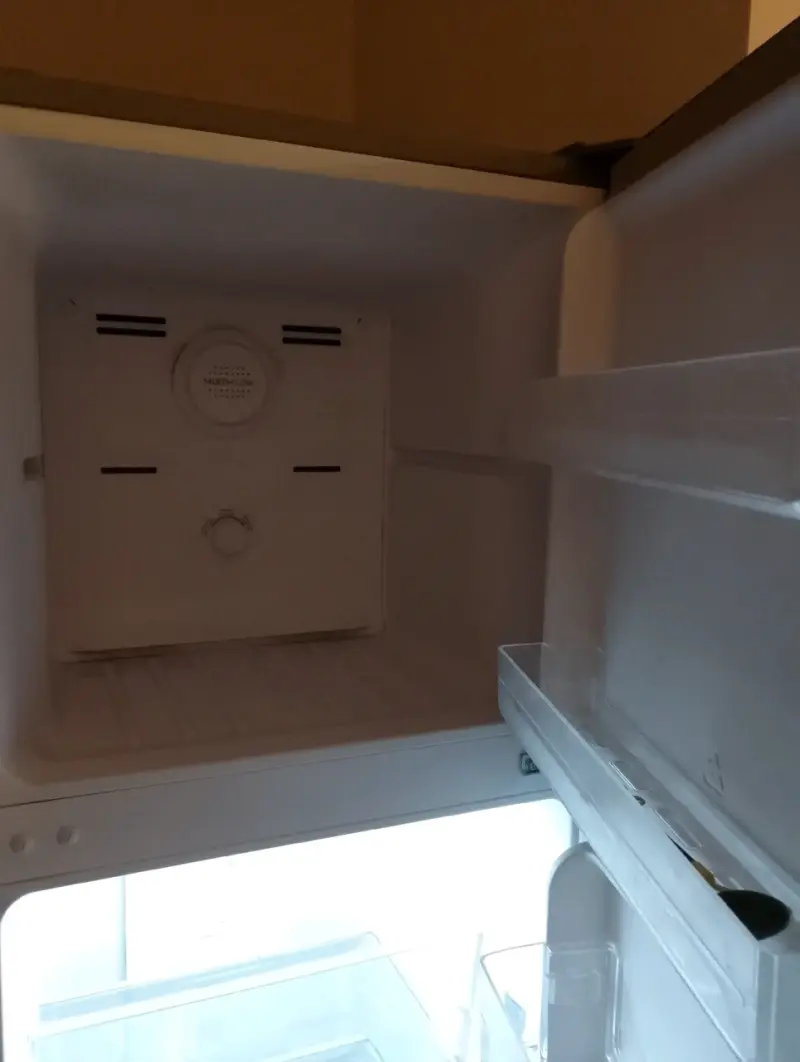 Refrigerador compacto con control de humedad - 6
