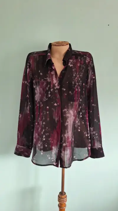 Blusa Guess estampada en tonos oscuros - miniatura 1