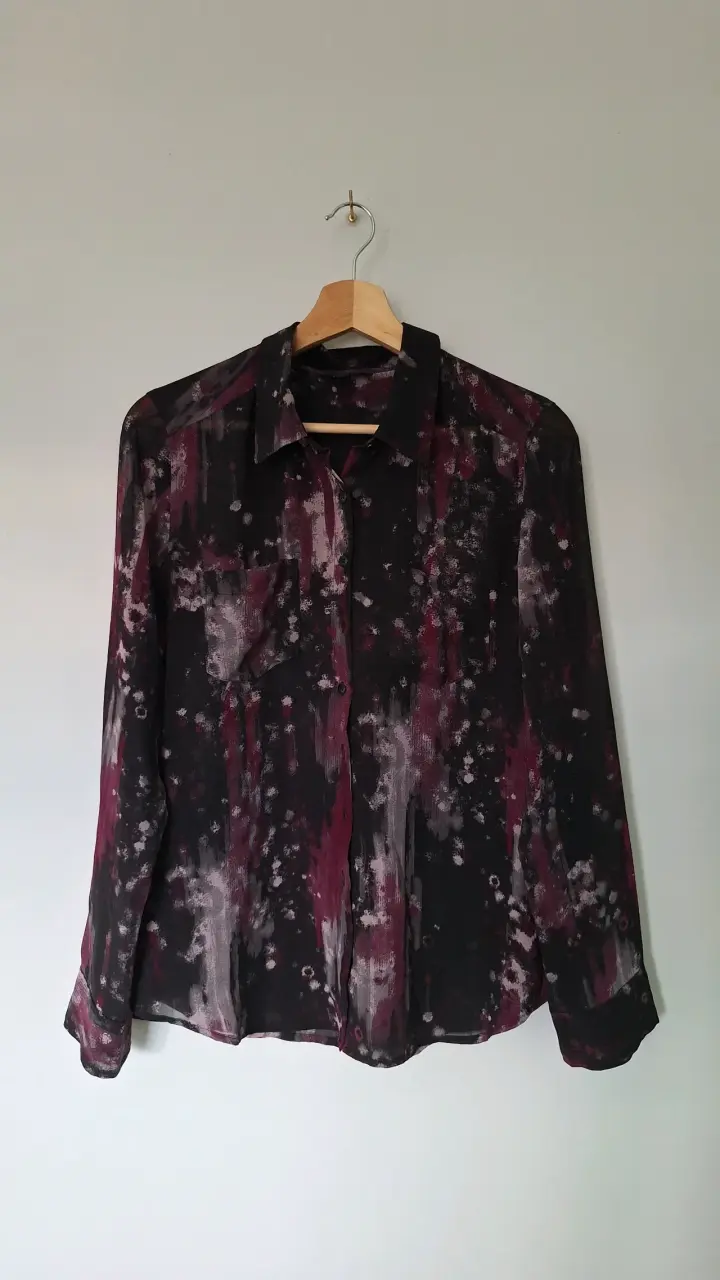 Blusa Guess estampada en tonos oscuros - 2
