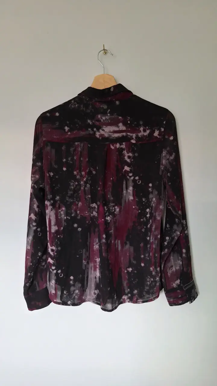 Blusa Guess estampada en tonos oscuros - 3