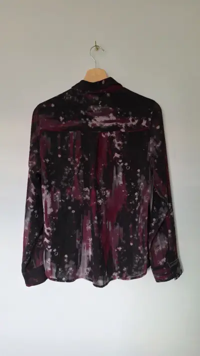 Blusa Guess estampada en tonos oscuros - miniatura 3