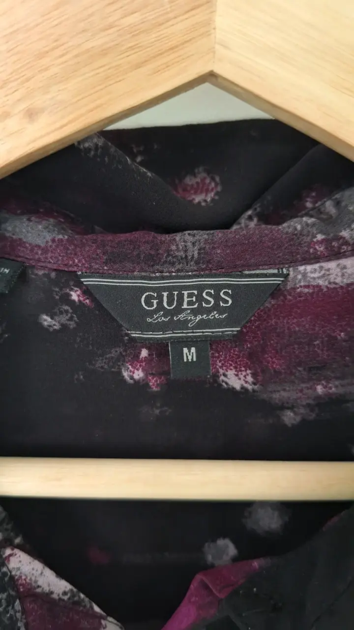Blusa Guess estampada en tonos oscuros - 4