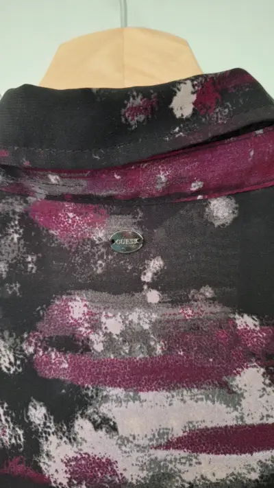 Blusa Guess estampada en tonos oscuros - miniatura 5