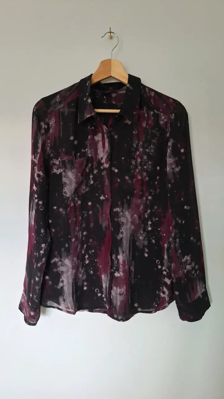 Blusa Guess estampada en tonos oscuros - 6