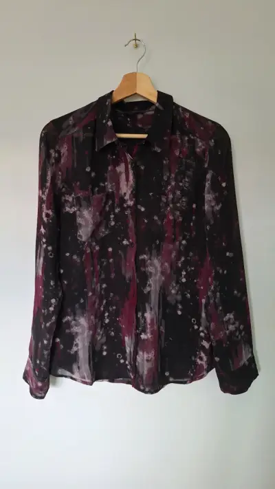 Blusa Guess estampada en tonos oscuros - miniatura 6