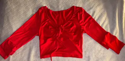 Top rojo con diseño fruncido y mangas largas - miniatura 1