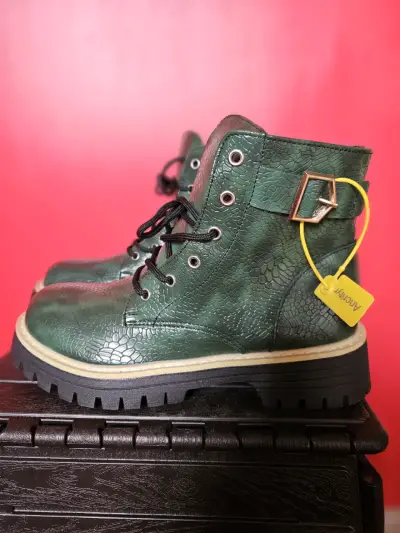 Botines verdes de cuero sintético con hebilla - miniatura 1
