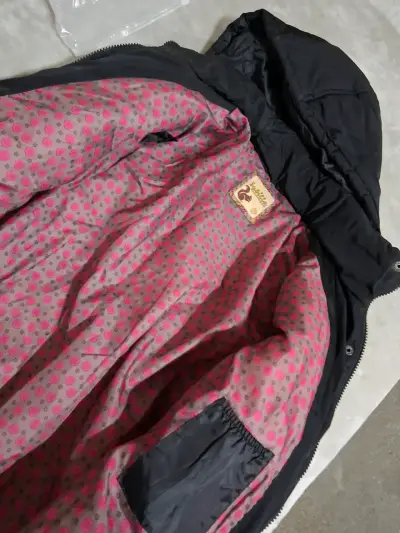 Abrigo negro con capucha para mujer - miniatura 2