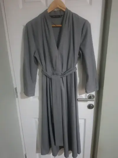 Vestido larga gris Zara Woman con cinturón - miniatura 1