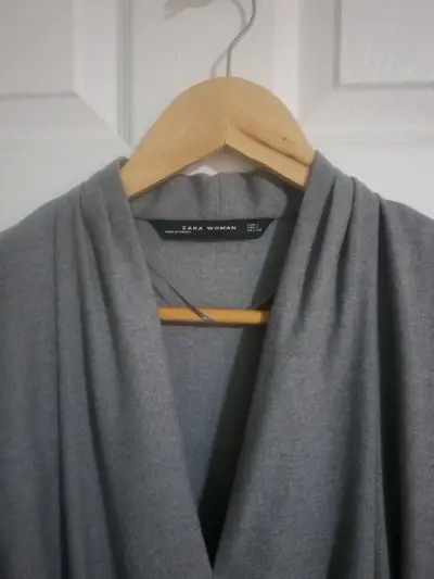 Vestido larga gris Zara Woman con cinturón - miniatura 2