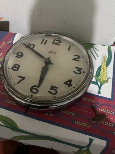 Reloj de pared vintage con llave - miniatura 1