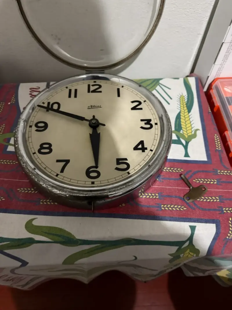 Reloj de pared vintage con llave - 4