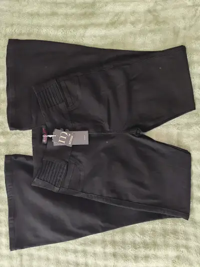 Jeans flare oscuro de mujer estilo acampanado - miniatura 1