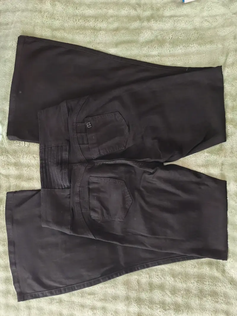 Jeans flare oscuro de mujer estilo acampanado - 2