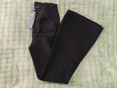 Jeans flare oscuro de mujer estilo acampanado - miniatura 3