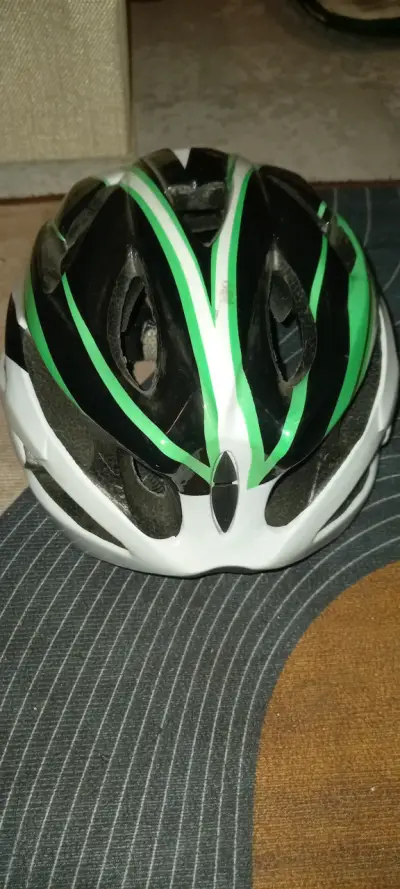 Casco de ciclismo negro y verde en buen estado - miniatura 1