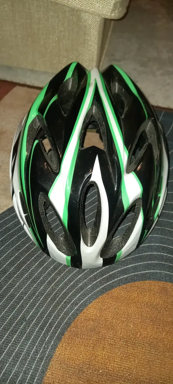 Casco de ciclismo negro y verde en buen estado - 2