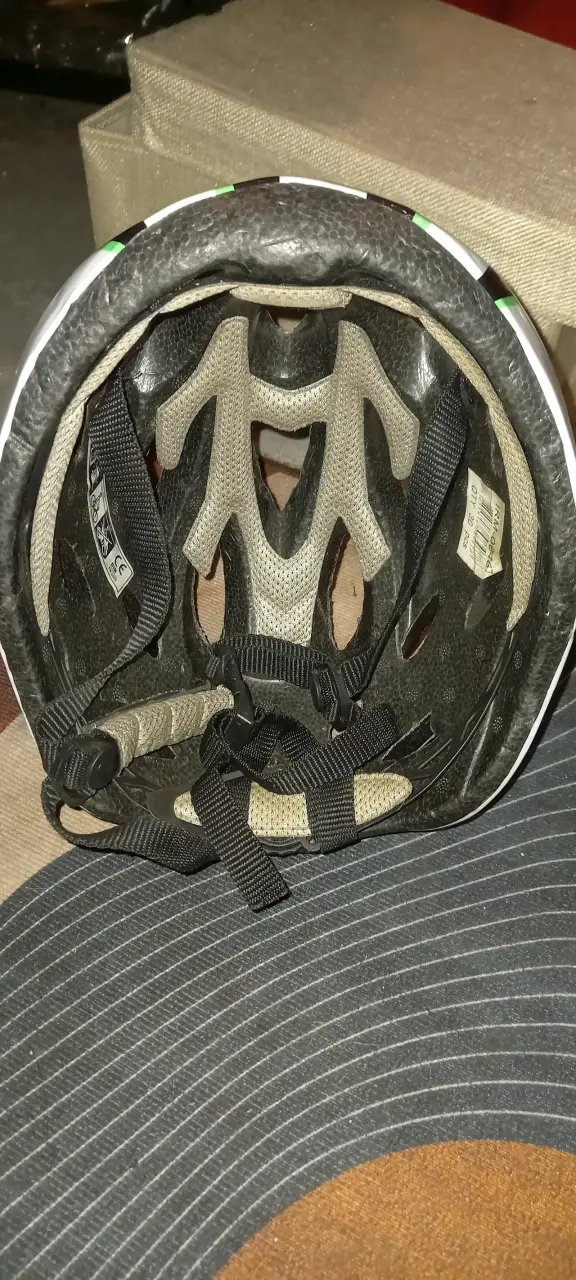 Casco de ciclismo negro y verde en buen estado - 3