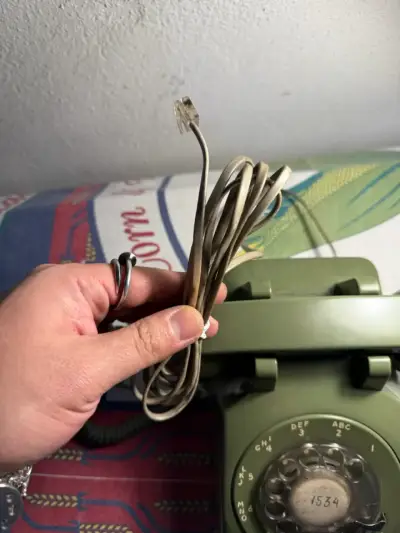 Teléfono antiguo de disco verde oliva - miniatura 2