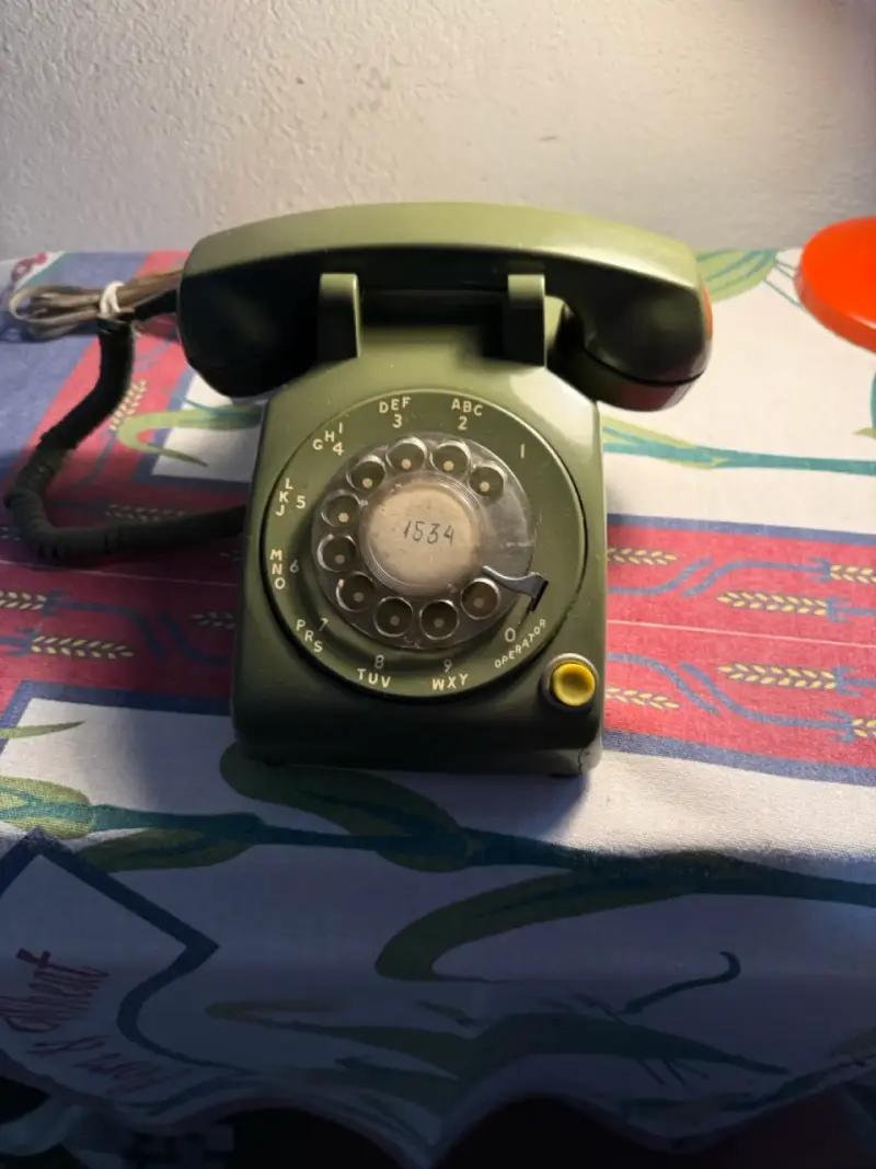 Teléfono antiguo de disco verde oliva - 3