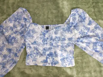 Blusa floral azul con mangas abullonadas - miniatura 1