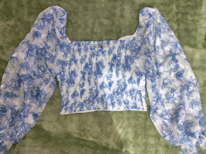 Blusa floral azul con mangas abullonadas - 2