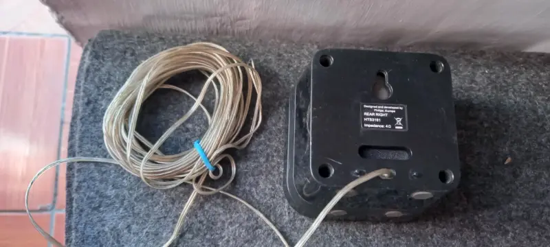 Parlante compacto con cable - 4