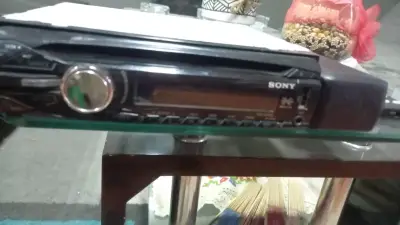 Radio para auto Sony con reproductor CD - miniatura 1
