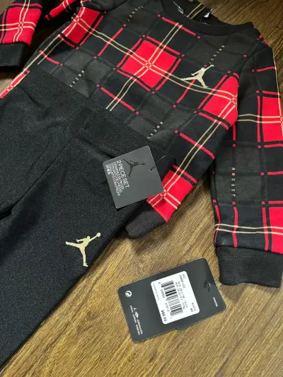 Conjunto infantil Jordan a cuadros rojo y negro - miniatura 2
